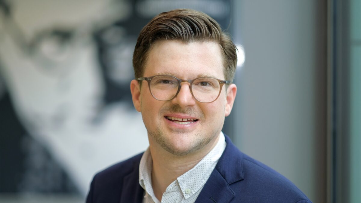 Porträtaufnahme von Tobias Kämpf in der University of Labour