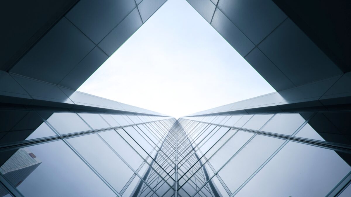 Blick an einem Hochhaus entlang in den Himmel
