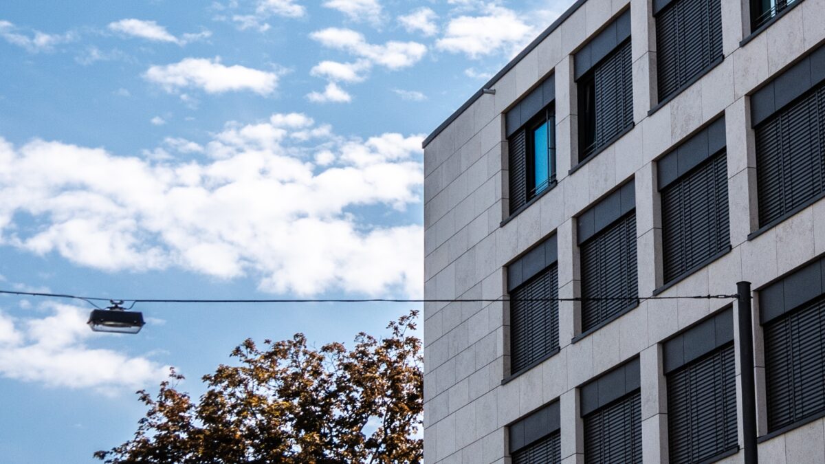 Außenansicht des House of Labour mit Blick in den Himmel.
