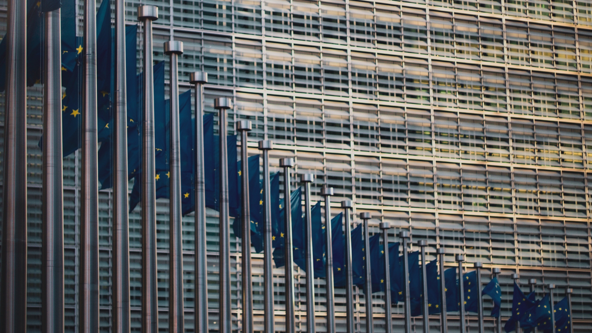 KTBBW_24_Nachhaltigkeit-Sozial - University of Labour Vor dem Gebäude der Europäischen Kommission wehen mehrere europäische Flaggen.