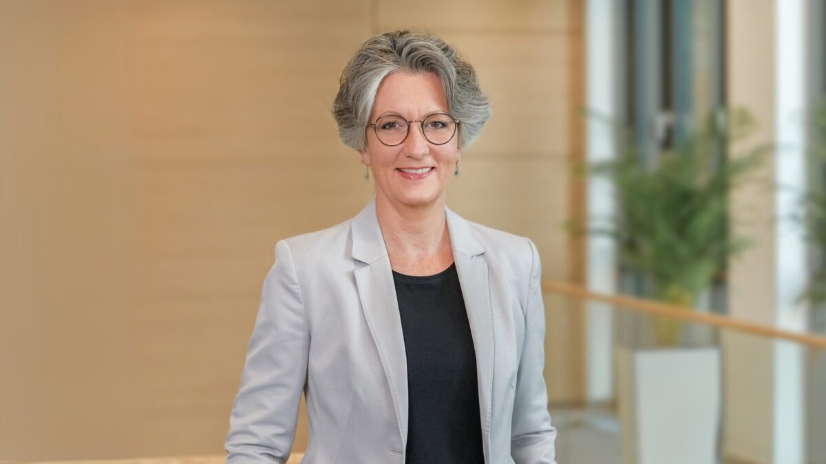 Tanja Jacquemin steht im Foyer der University of Labour und gibt ein Interview.
