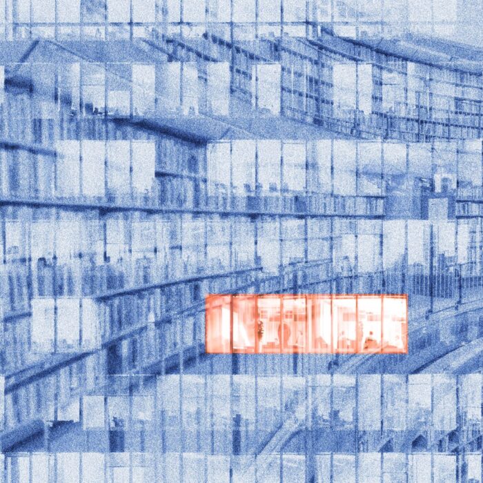 Wir sehen ein zweifach belichtetes Bild. Darin überlagert sich die Ansicht einer großen runden Bibliothek mit der Ansicht eines Büro-Gebäudes mit verschiedenen Büros. Auf dem Bild liegt ein Blaufilter, ein Teilausschnitt des Bildes ist Orange hervorgehoben.